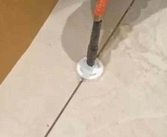昭苏瓷砖空鼓维修公司专业解答瓷砖在铺贴过程中，如果没有涂抹均匀到位的粘结材料（如水泥砂浆或瓷砖胶），可能会导致以下问题