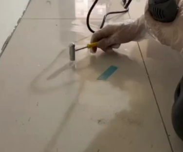 昭苏瓷砖开裂维修公司专业分享瓷砖在铺贴前如果没有沥干水分，将会导致以下问题